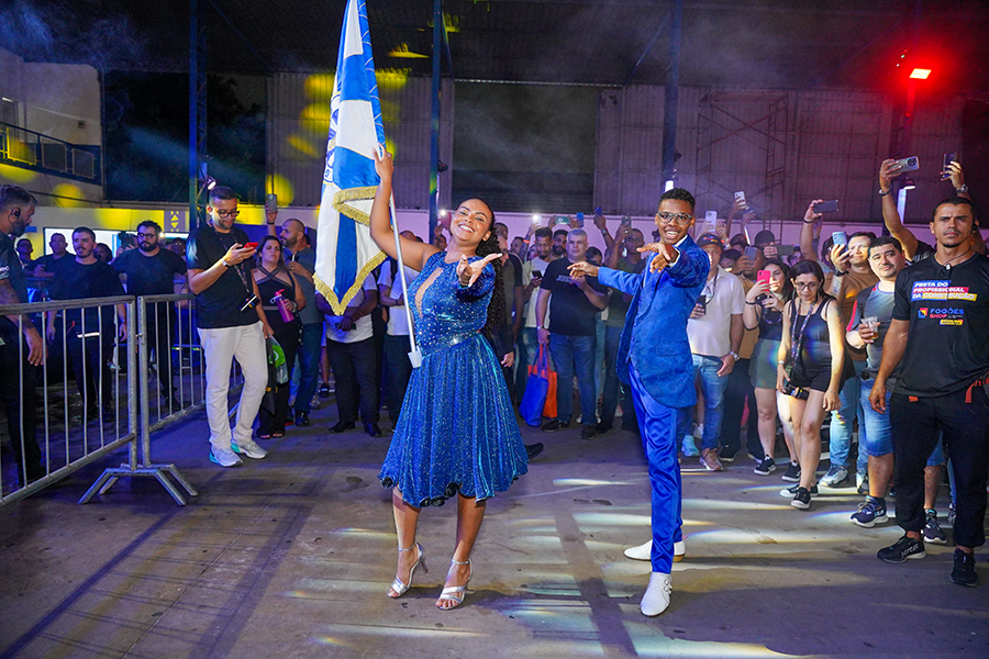 Mestre-sala, Porta-bandeira e passistas da Escola de Samba Águia de Ouro