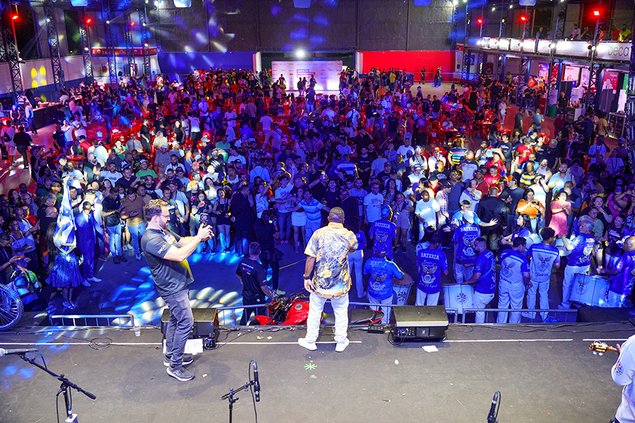 Apresentação da Escola de samba Águia de Ouro